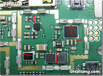 圖中顯示一塊電路板使用這種屏蔽夾(shielding clip)的實(shí)例?；旧衔覀冊趶澖堑牡胤蕉荚O(shè)計(jì)擺放了一個(gè)屏蔽夾，這樣可以讓作業(yè)員比較方便安裝屏蔽罩(shielding can)時(shí)的對位準(zhǔn)確。然后在其他沒有屏蔽夾的地方也設(shè)計(jì)了一些接地的布線，一來可以稍微提升屏蔽罩的電磁隔絕能力，另一方面也可以為屏蔽夾無效時(shí)，馬上可以更改為屏蔽框，而無需要重新設(shè)計(jì)電路板。